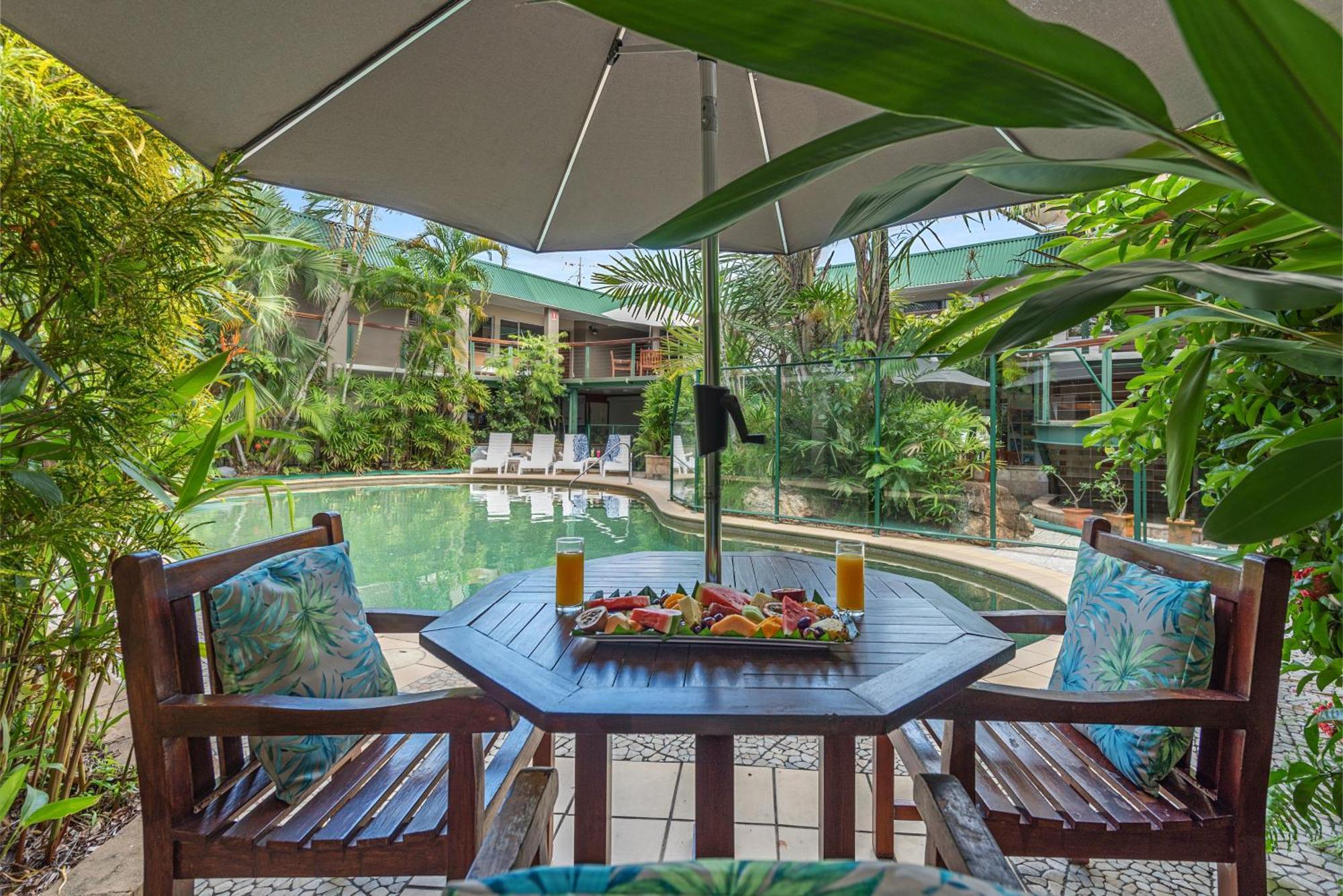 Bay Village Tropical Retreat & Apartments Cairns Buitenkant foto