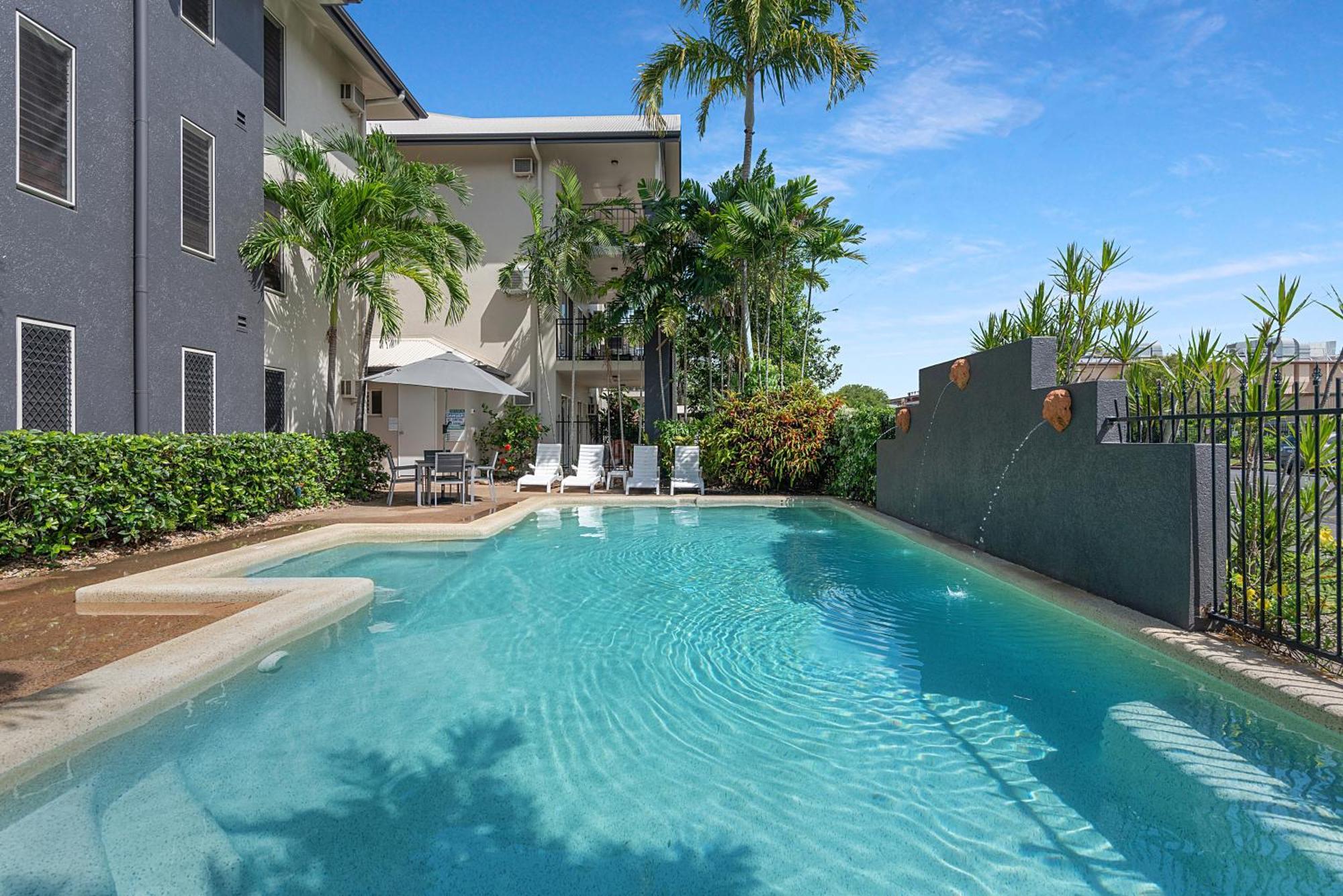 Bay Village Tropical Retreat & Apartments Cairns Buitenkant foto